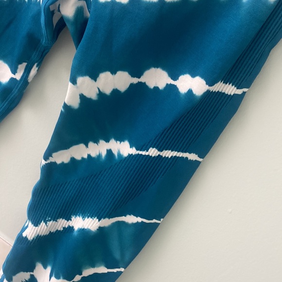 🦋Stand out! Victoria Secret PINK 💕leggings! Super soft and slip on, with ease. - Picture 4 of 8